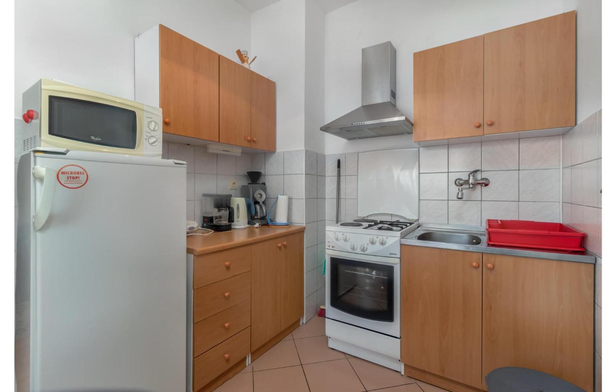 3 Bedroom Awesome In Apartment *
